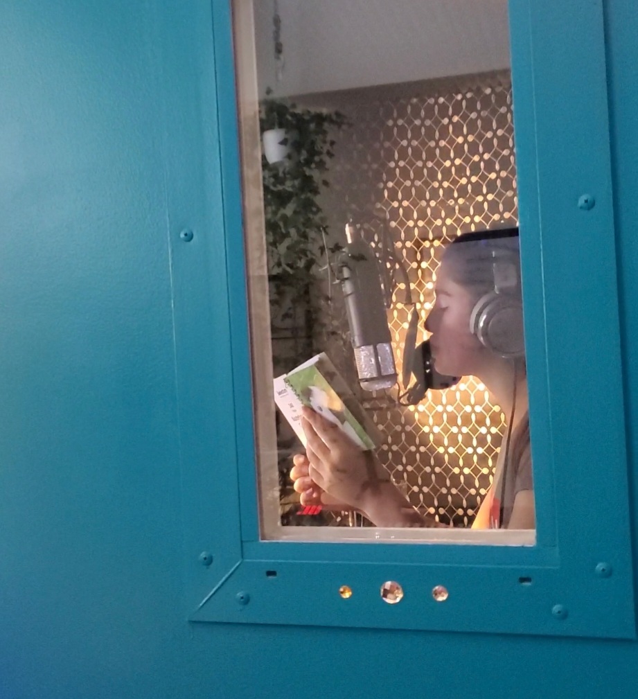 Izzy in booth 3